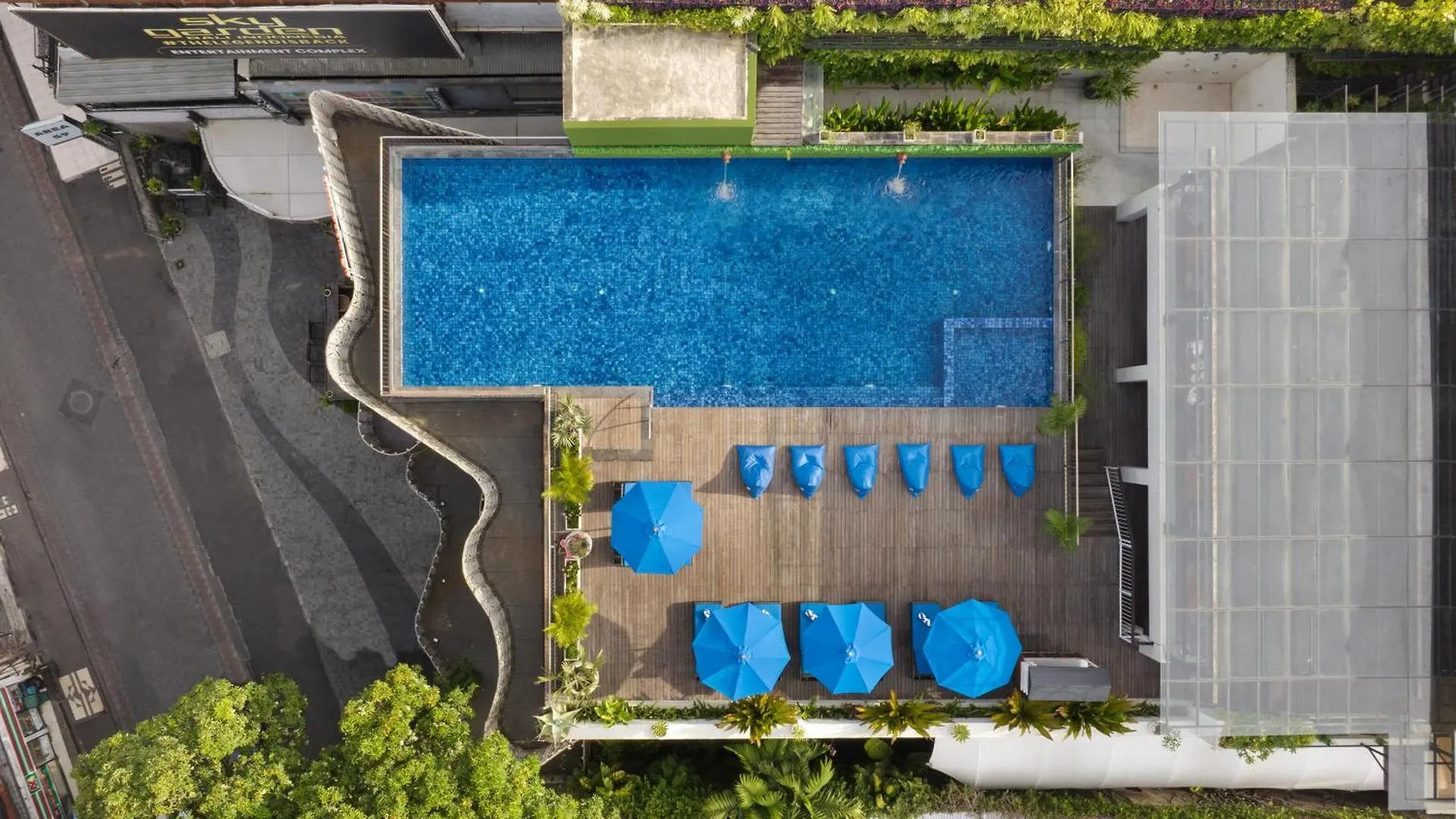 J4 Hoteles Legian 4*,